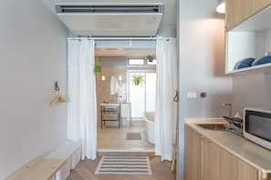 Deluxe Suite | Cocineta privada | Refrigerador con congelador, microondas y cafetera y tetera