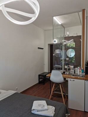 City Studio, 1 Queen Bed | Private kitchen | Fridge, microwave, stovetop, electric kettle - Orange Studio (Klaipeda)