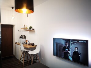 City Studio | Private kitchen | Fridge, microwave, stovetop, electric kettle - Orange Studio (Klaipeda)