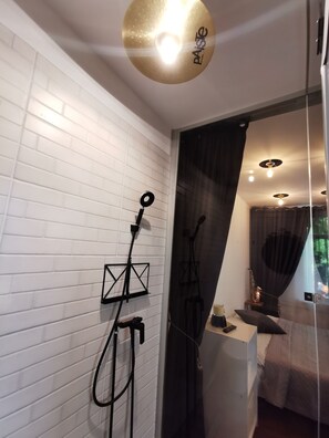 City Studio | Bathroom | Shower, free toiletries, hair dryer, towels - Orange Studio (Klaipeda)