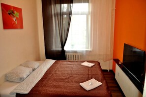 City Twin Room, 1 Queen Bed | Living room
