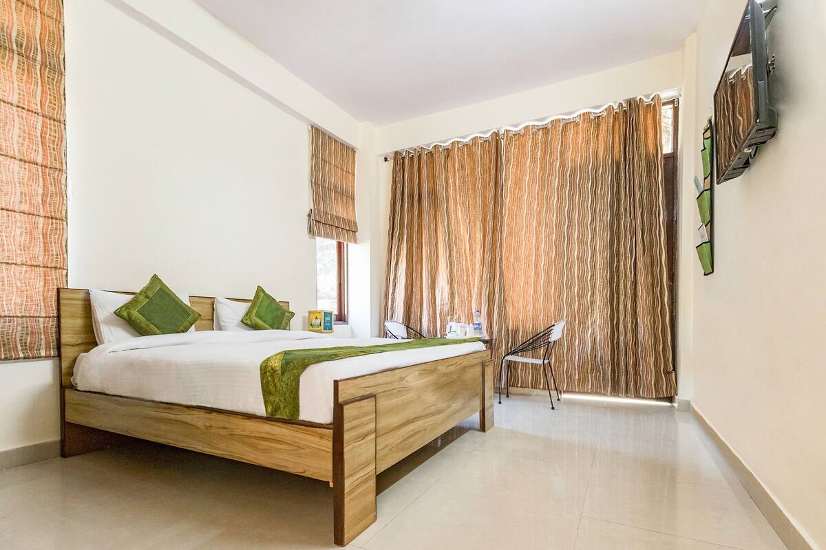 Deluxe Room | Iron/ironing board, WiFi (free)