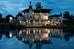 Fassade der Unterkunft – Abend/Nacht