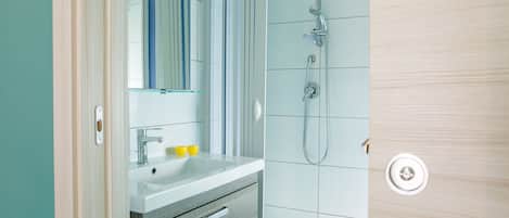 Classic-Doppelzimmer | Badezimmer | Dusche, Regendusche, kostenlose Toilettenartikel, Haartrockner