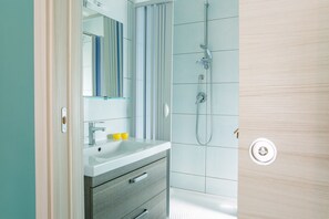 Classic Double Room | Bathroom | Shower, rainfall showerhead, free toiletries, hair dryer - B&B Menta e Limone (Capaccio-Paestum)