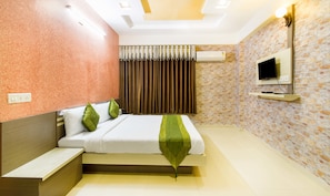 Iron/ironing board, rollaway beds, free WiFi