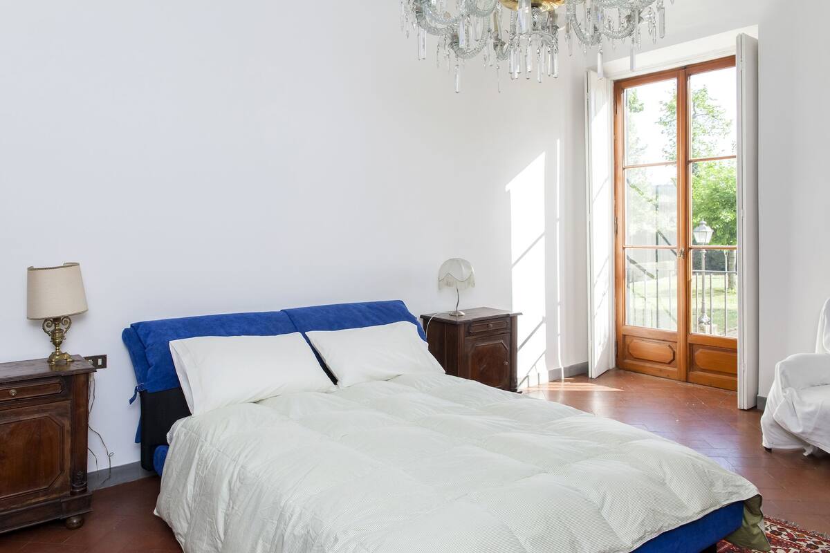 Ropa de cama de alta calidad, escritorio y sistema de insonorización