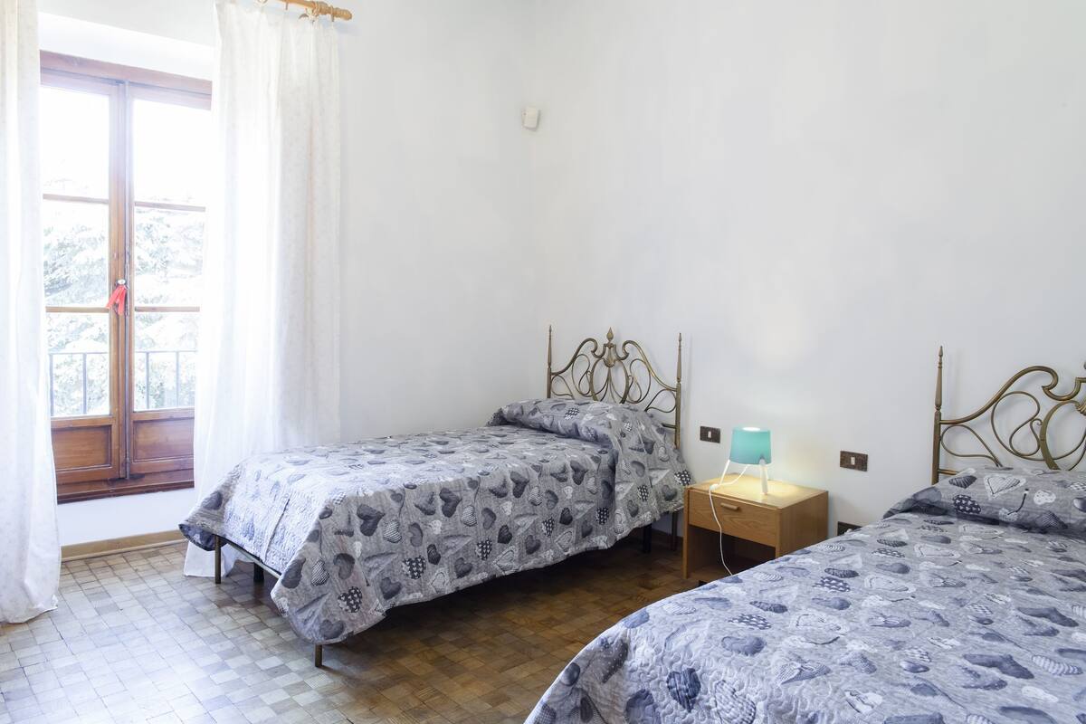 Ropa de cama de alta calidad, escritorio y sistema de insonorización