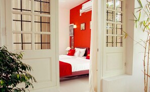 Premium bedding, soundproofing, rollaway beds, free WiFi - The Francis Residence (Kochi)
