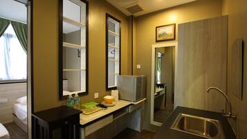 Family Room | Peti besi dalam bilik, meja, seterika/papan seterika, Wi-fi percuma
