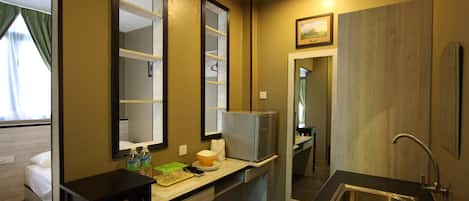 Coffres-forts dans les chambres, bureau, fer et planche à repasser