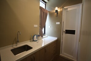 Standard Quadruple Room | Private kitchenette | Fridge, coffee/tea maker, electric kettle - Shamrock Greenhill (Ipoh)