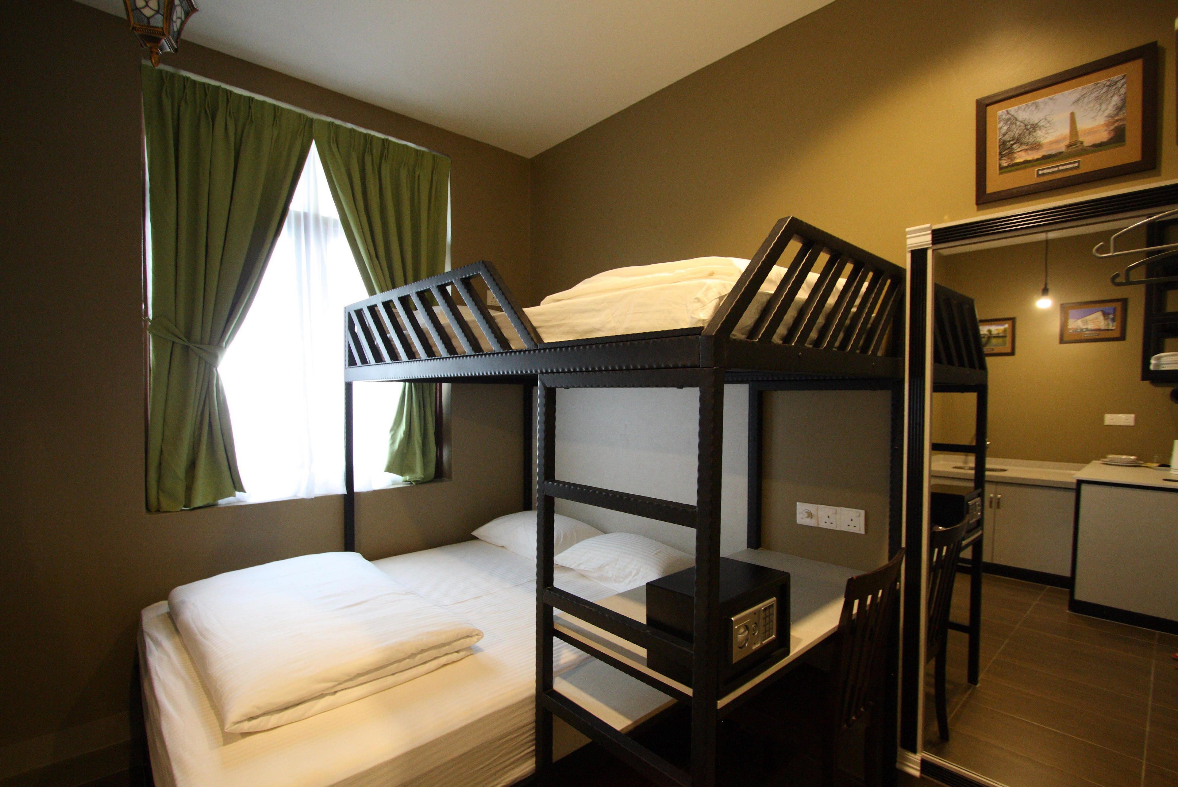 Une chambre avec un lit superposé, une fenêtre, un bureau et une chaise.