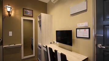 Superior Quadruple Room | Peti besi dalam bilik, meja, seterika/papan seterika, Wi-fi percuma