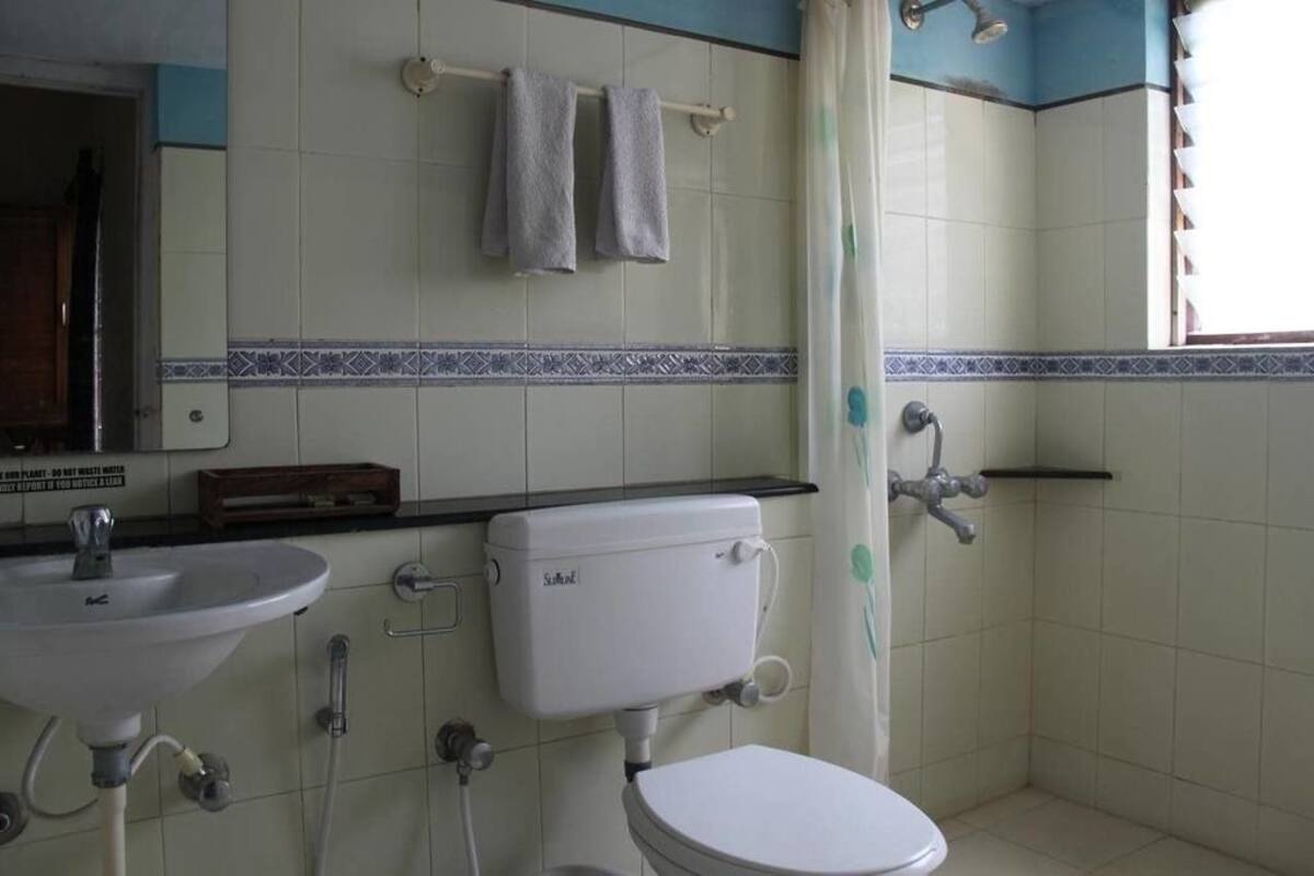 Regadera y amenidades de baño gratuitas