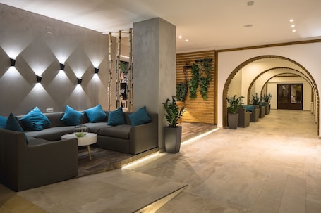 Sala de estar en el lobby. Hotel Rozmarin