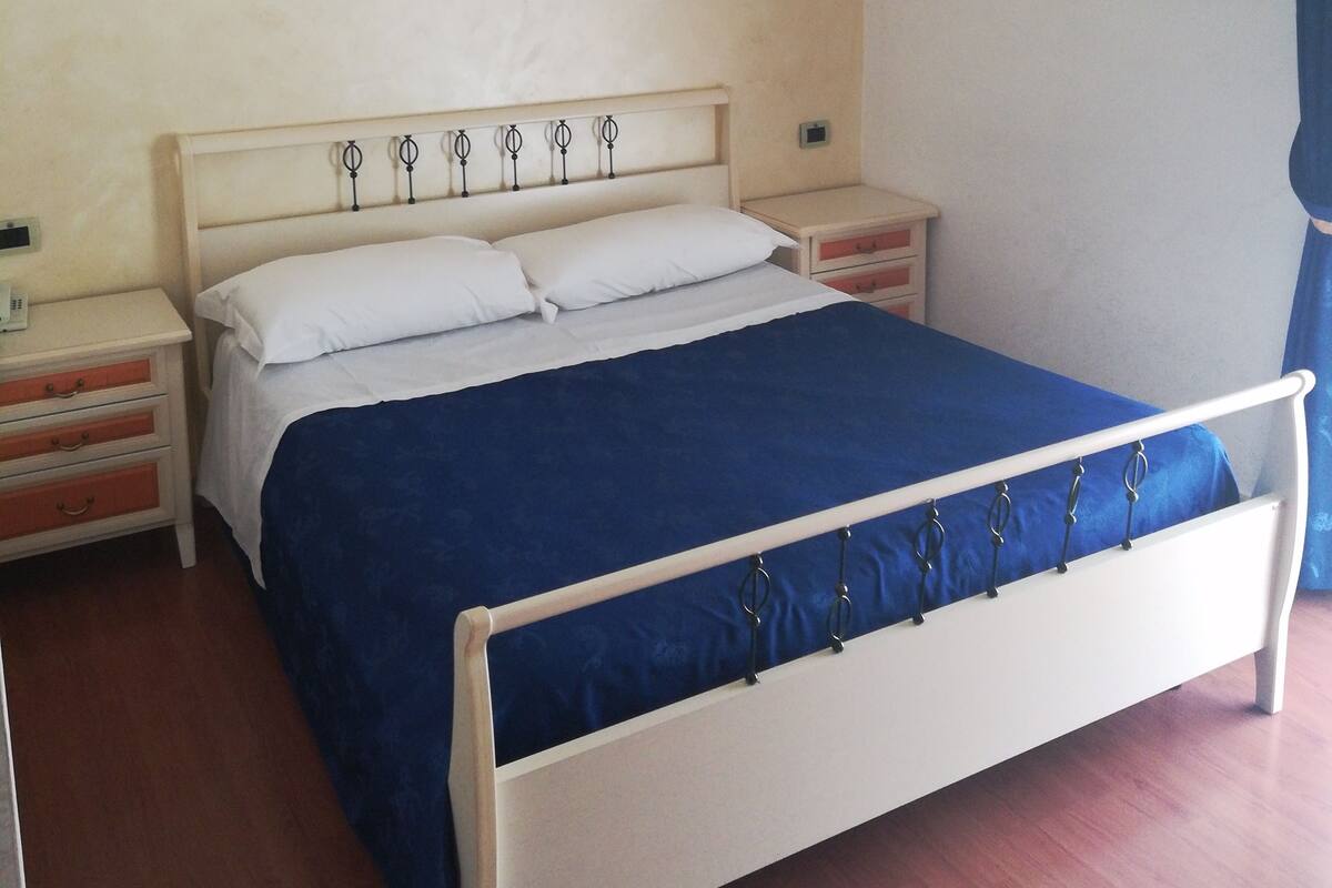 Desk, rollaway beds, free WiFi