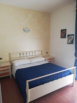 Desk, rollaway beds, free WiFi
