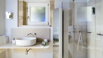 Suite Junior, 1 grand lit, balcon | Salle de bain