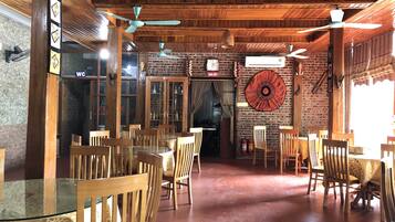 Breakfast, lunch and dinner served