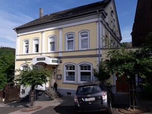 Entrada al alojamiento