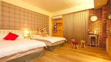 Neljän hengen standard-huone, 2 parisänkyä | Lisävuoteet, ilmainen Wi-Fi, vuodevaatteet