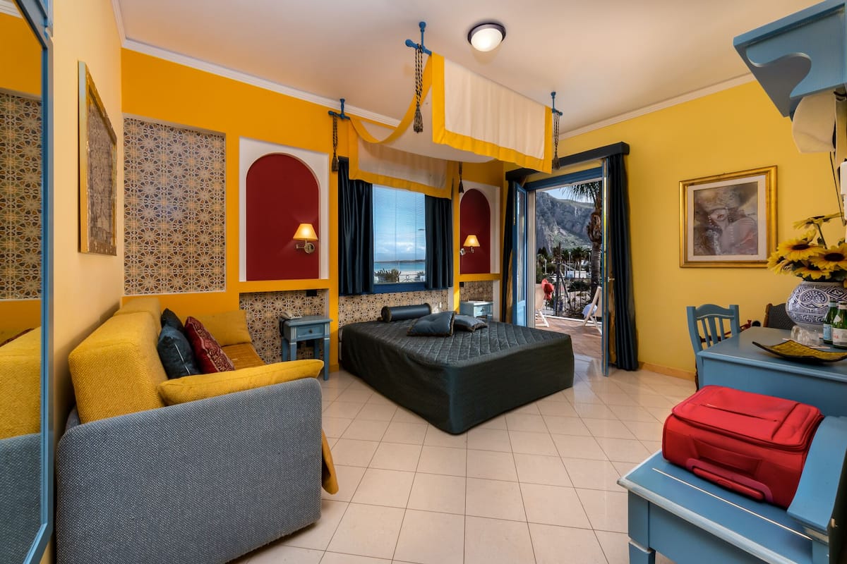 Suite - terrasse - havudsigt | Premium-sengetøj, minibar, pengeskab på værelset, skrivebord