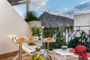 Suite junior, terraza, vistas parciales al mar | Ropa de cama de alta calidad, minibar, caja fuerte y escritorio