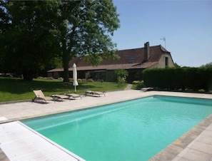 Piscine couverte, piscine extérieure, parasols de plage, chaises longues