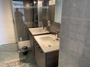 Suite (Jura) | Badeværelse | Bruser, hårtørrer, håndklæder