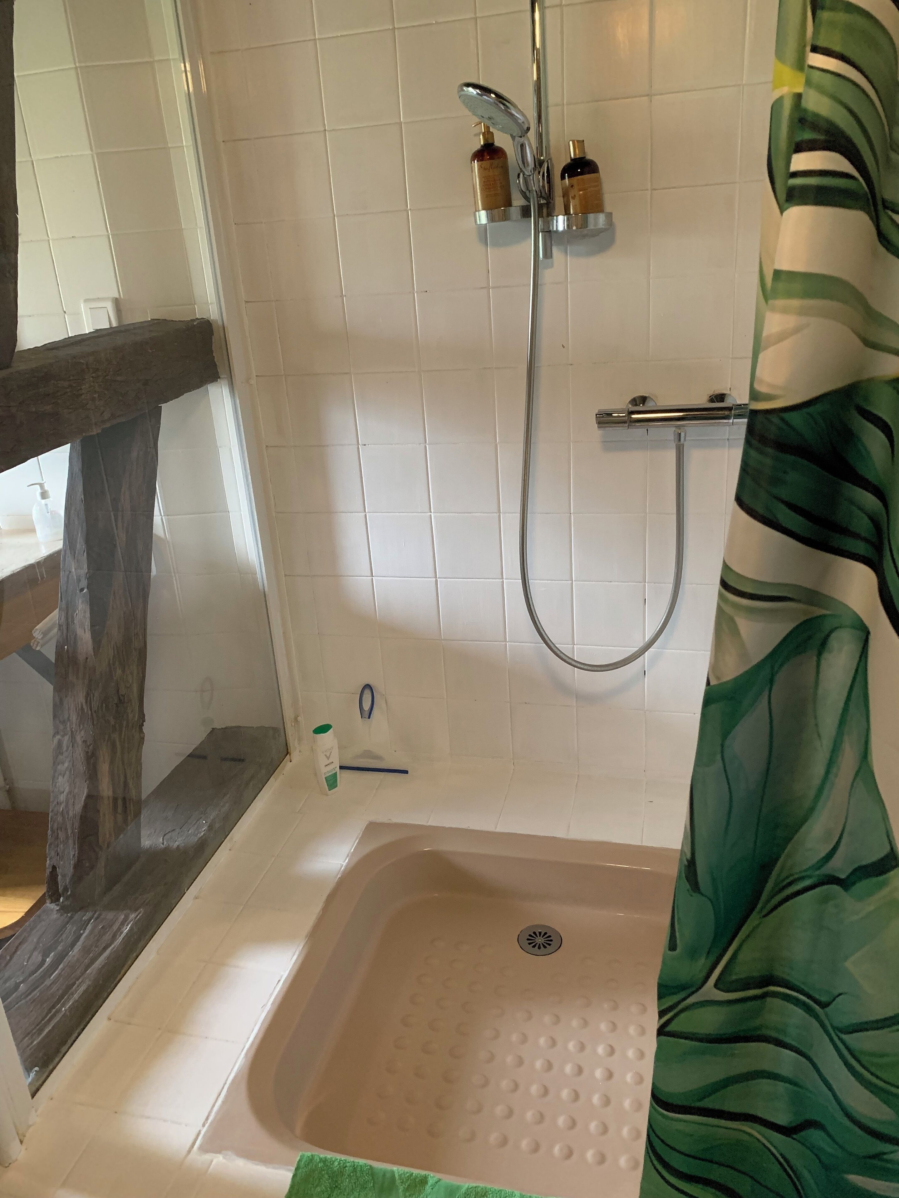Un baño con bañera, ducha y retrete.