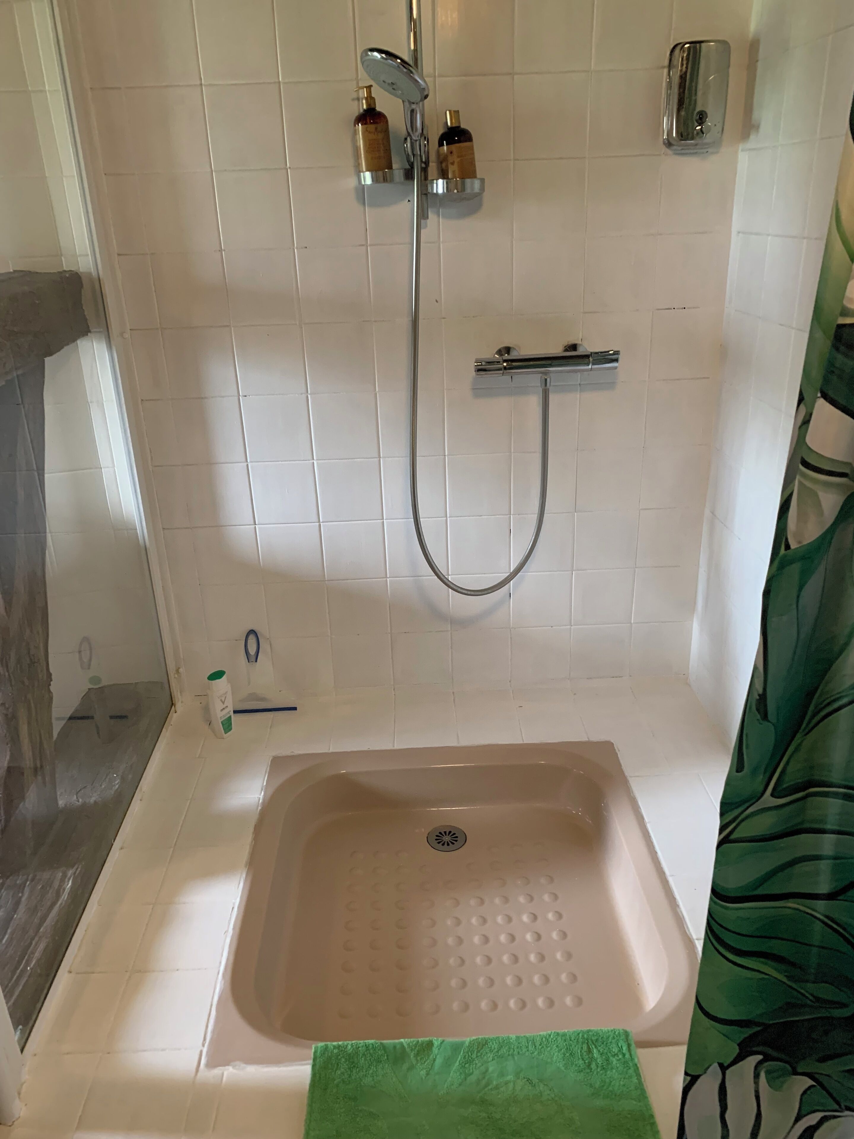 Un baño con ducha, bañera y retrete.