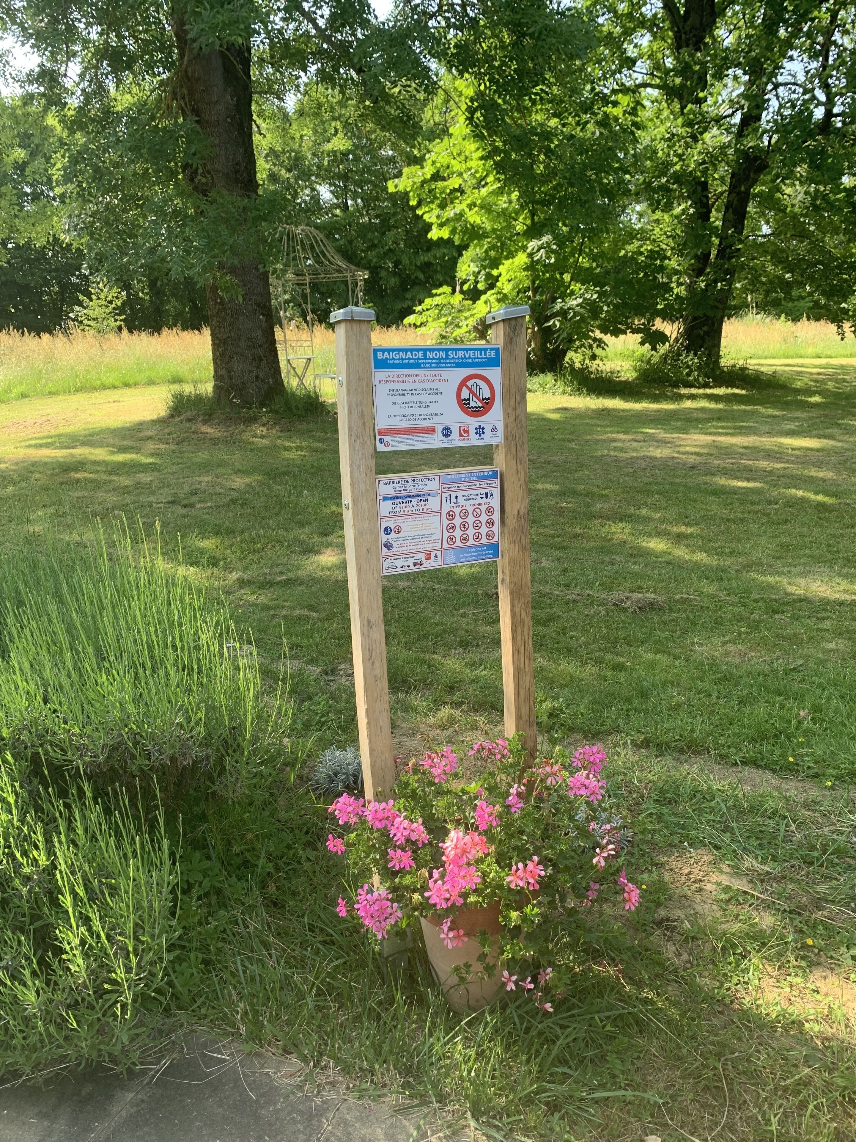 Un cartel con información de seguridad y accesibilidad en un parque.