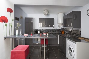 Réfrigérateur, micro-ondes, four, cafetière/bouilloire