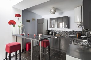 Réfrigérateur, micro-ondes, four, cafetière/bouilloire