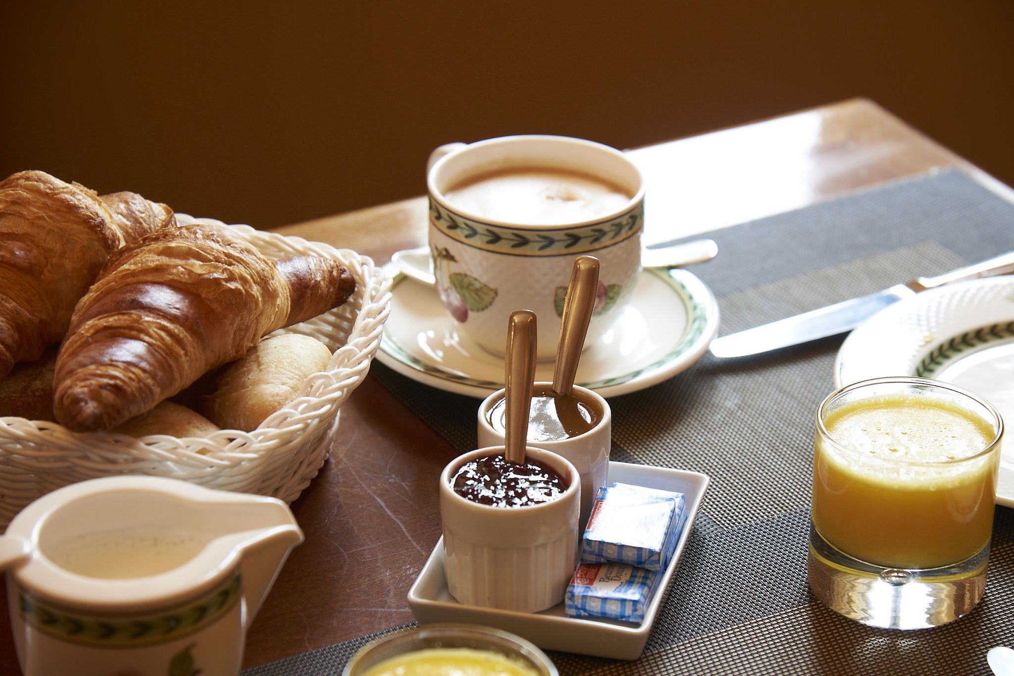 朝食 (コンチネンタル ブレックファスト)、毎日提供 (1 名様 12 EUR)