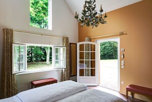 Ropa de cama de alta calidad, escritorio y sistema de insonorización 