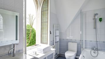 Double Room | Bathroom | Combined shower/bathtub, free toiletries, hair dryer, towels