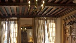 A traditional room with wooden floors, a chandelier, and classic furniture. - Manoir de Contres (Le Controis en Sologne)