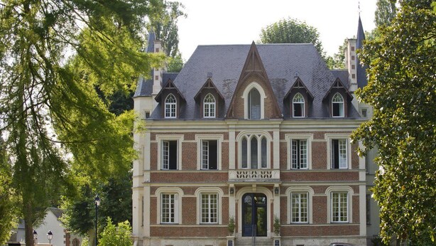 A large, historic building with a symmetrical facade, multiple windows, and a prominent entrance. - Manoir de Contres (Le Controis en Sologne)