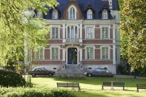 Front of property - Manoir de Contres (Le Controis en Sologne)