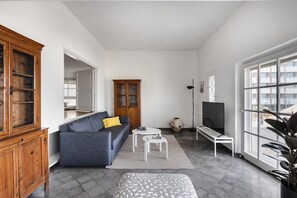 Appartement Deluxe, 1 chambre, vue sur la mer, en face de la plage | Aire de séjour | Téléviseur à écran plat