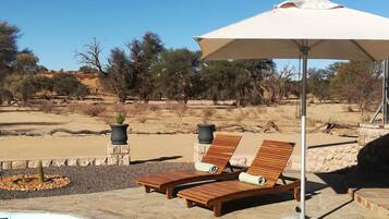 Utendørsbasseng og solsenger