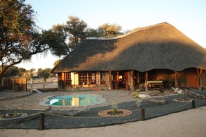 Ulkouima-allas, aurinkotuoleja