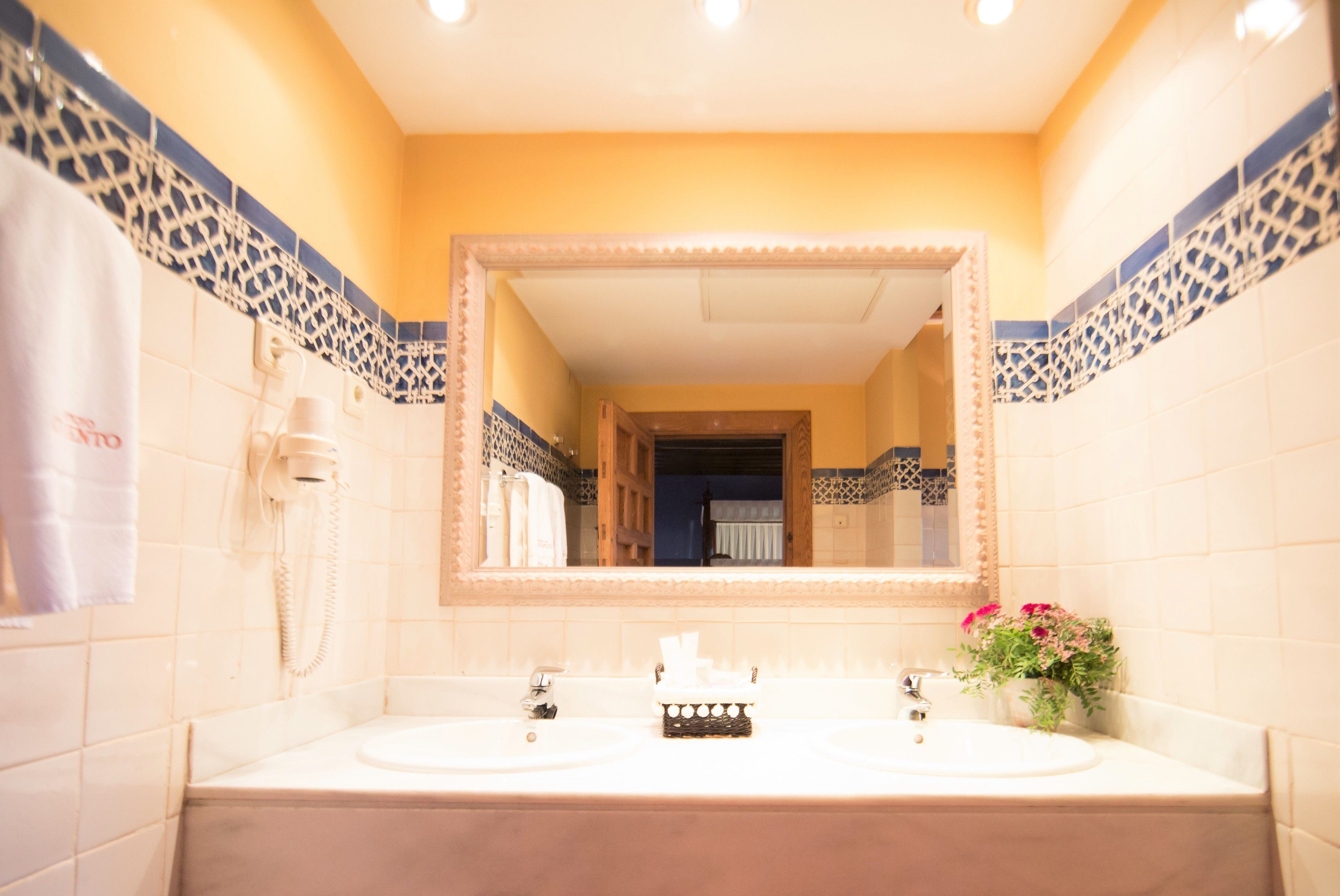 bathtub, deep-soaking bathtub, free toiletries, hair dryer