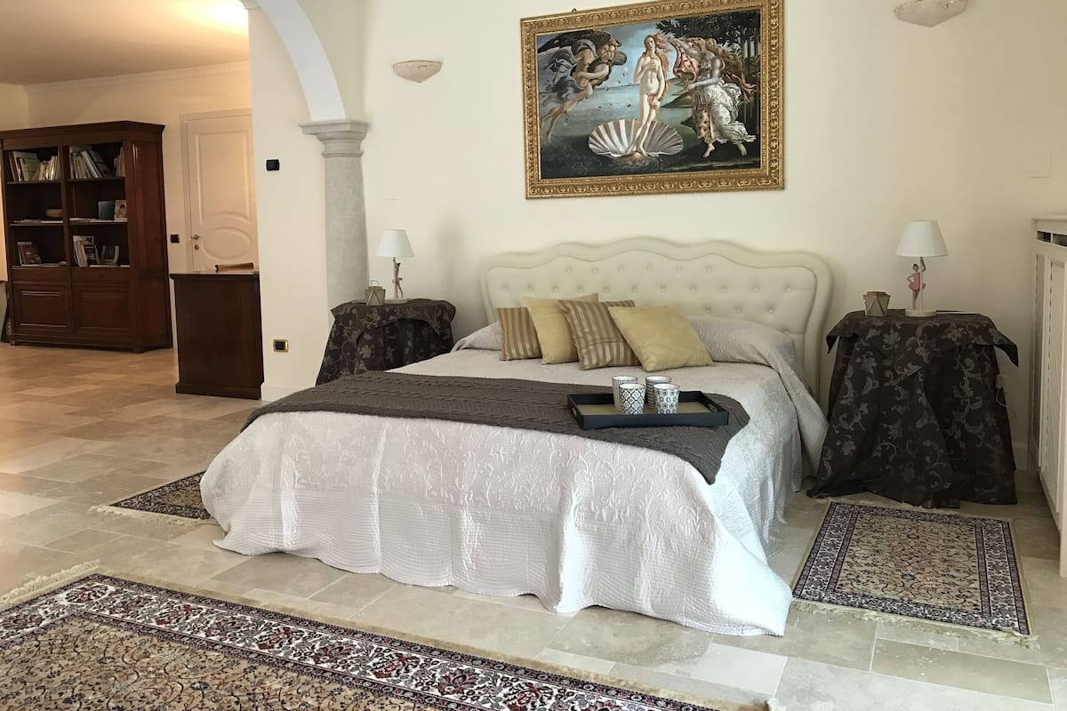 Superior suite, uitzicht op tuin | 1 slaapkamer, luxe beddengoed, een minibar, een kluis op de kamer