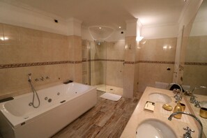 Suite, hidromasaje, vista al jardín | Baño | Amenidades de baño gratuitas, secadora de cabello, bidet, toallas