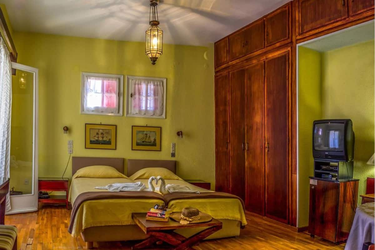 Minibar, in-room safe, soundproofing, WiFi (free)