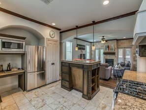 Fridge, microwave, oven, stovetop - Stylish 3-BDRM Home / Near DT / Walk to Bars & Shops (Dallas)