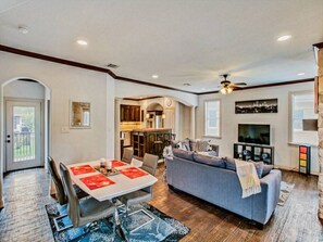 Smart TV - Stylish 3-BDRM Home / Near DT / Walk to Bars & Shops (Dallas)